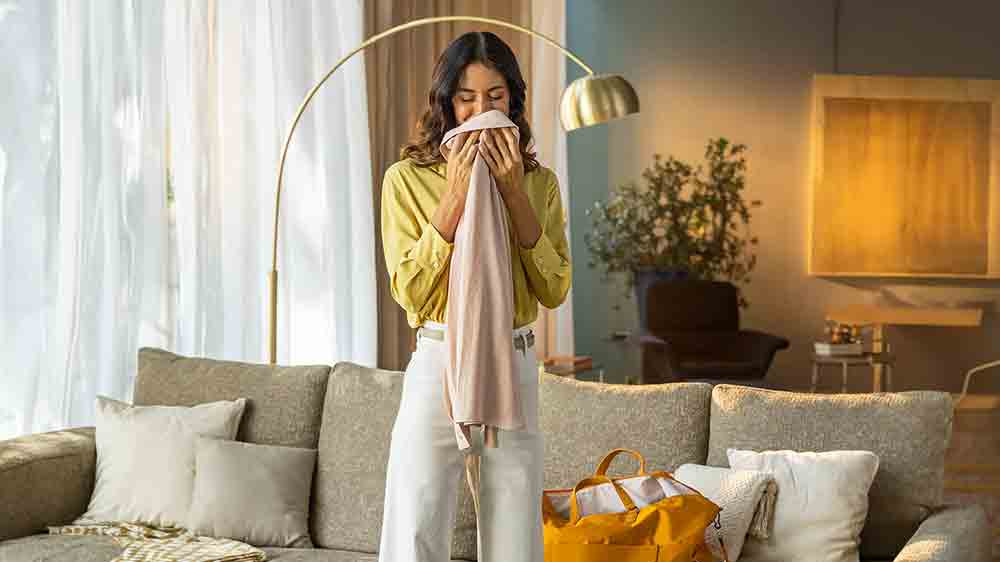 Žena čichaj&iacute;c&iacute; k pr&aacute;dlu_02