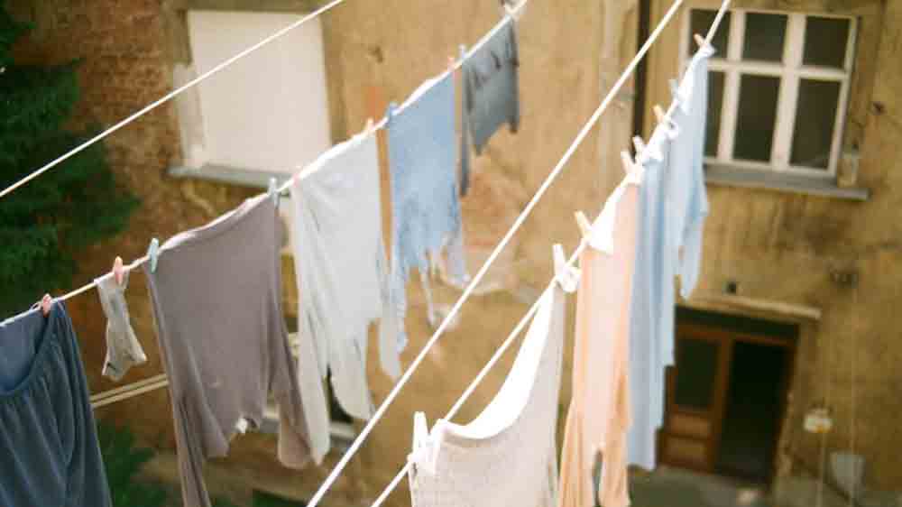 Vypran&eacute; oblečen&iacute; pově&scaron;en&eacute; venku_04