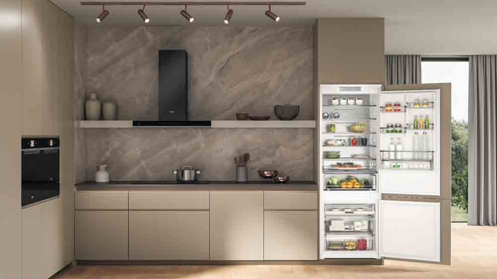 Otevřen&aacute; kombinovan&aacute; chladnička WHIRLPOOL WH SP70 T121 instalovan&aacute; v kuchyni_02