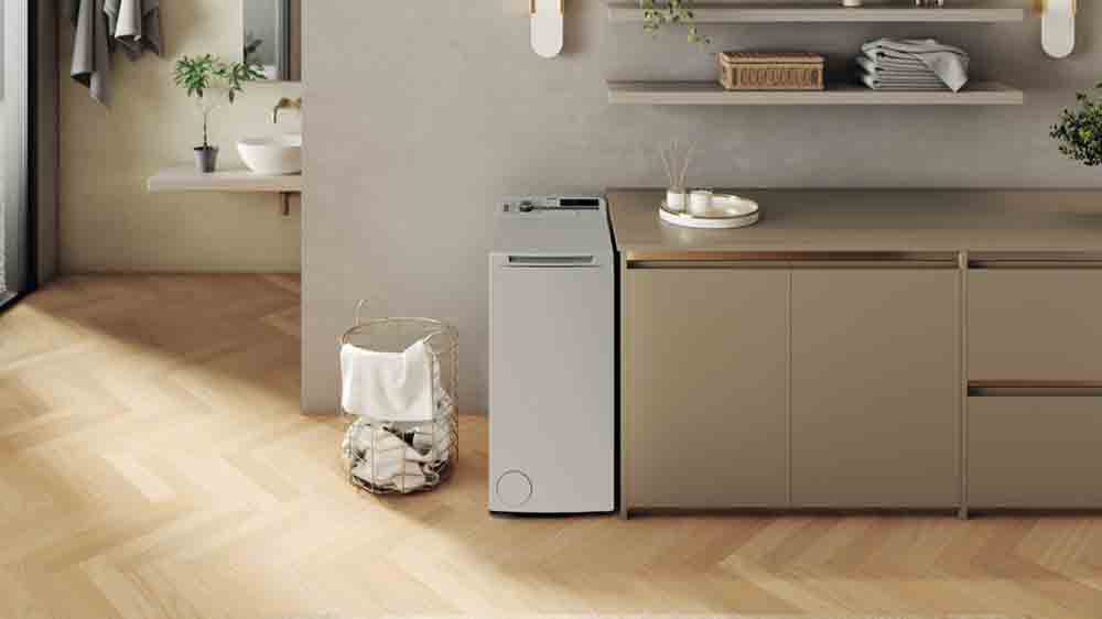 Pračka Whirlpool TDLRS7252BSEU v prací místnosti_02