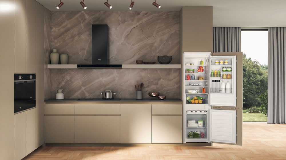 Vestavn&aacute; kombinovan&aacute; lednice Whirlpool WHC18D051A1 v interi&eacute;ru_02