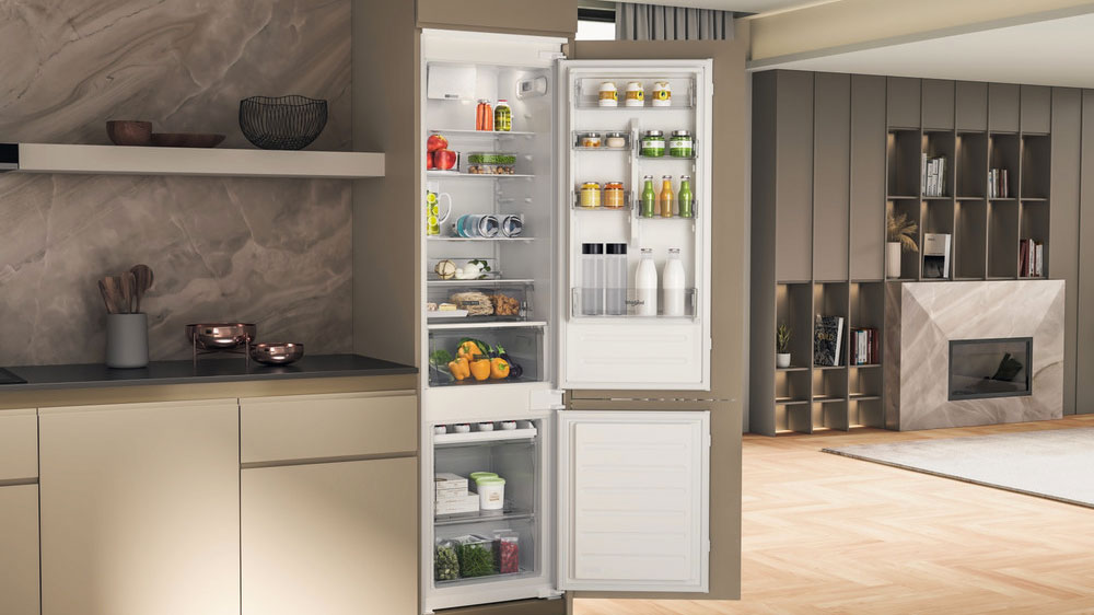 Vestavná kombinovaná lednice Whirlpool WHC20D011B1 v interiéru kuchyně_02