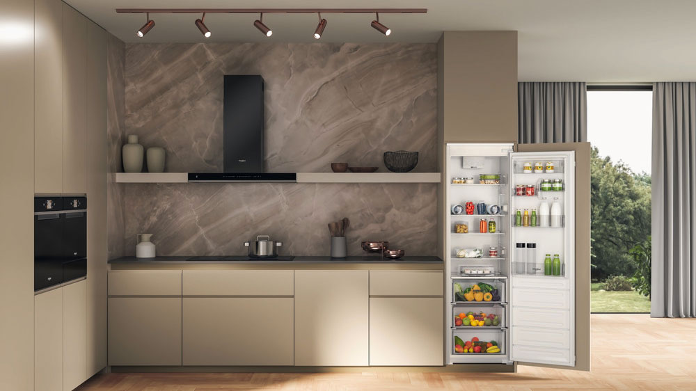 Otvorená vstavaná chladnička Whirlpool WHSD18A011B2 v interiéri_03