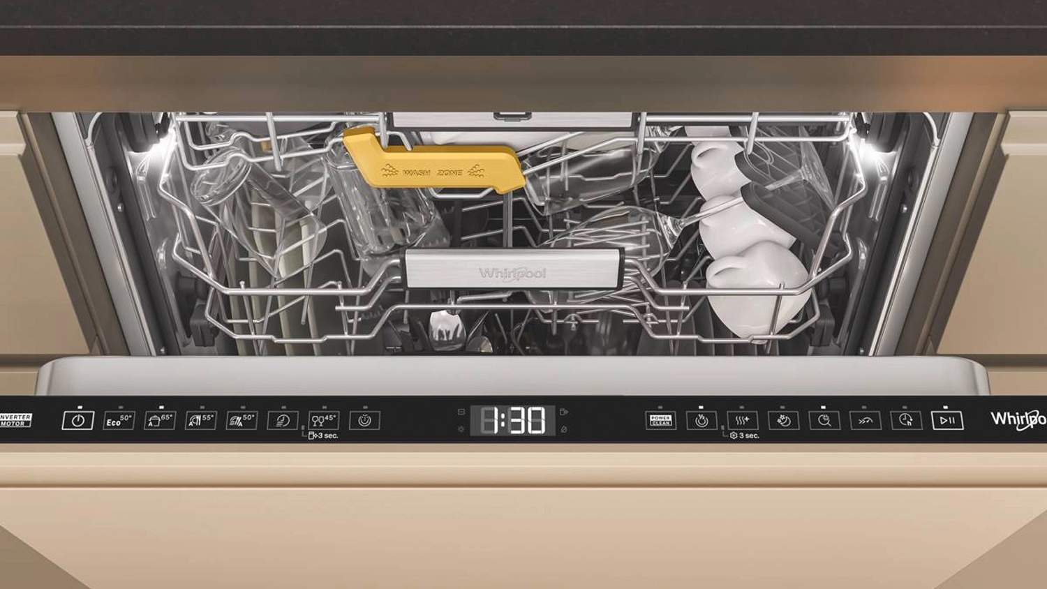 Pohľad zhora do naplnenej umývačky Whirlpool WH6IA10BS7L0