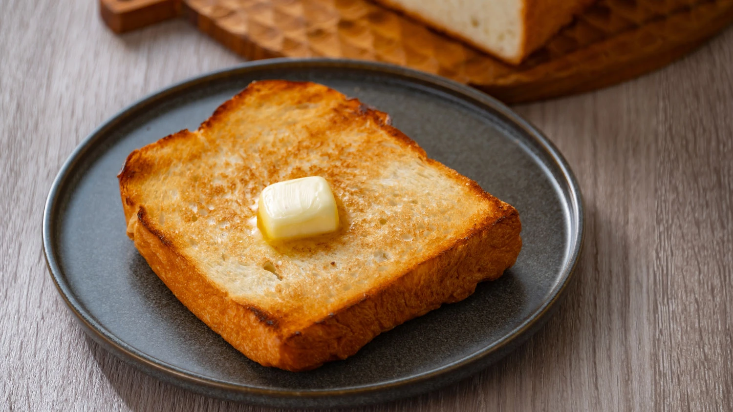 Opečený toast na tanieri s maslom