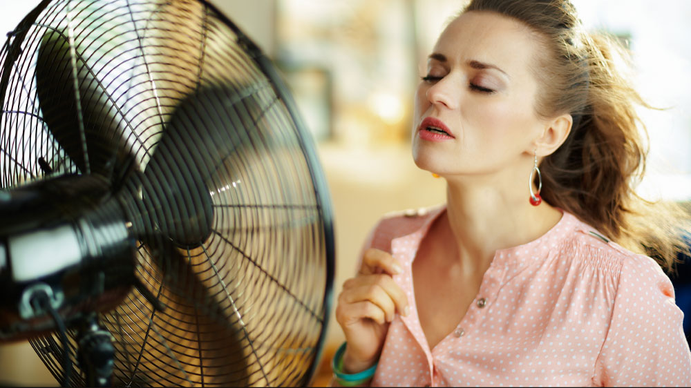 Žena u stoln&iacute;ho ventil&aacute;toru_03