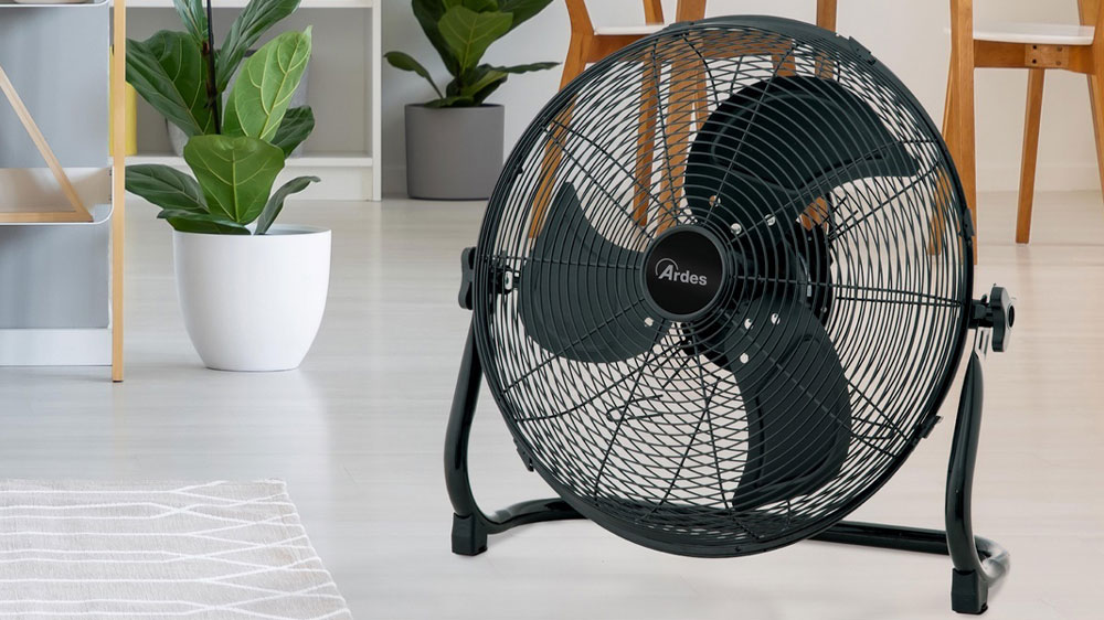 Podlahový ventilátor Ardes C45BB v pokoji_02