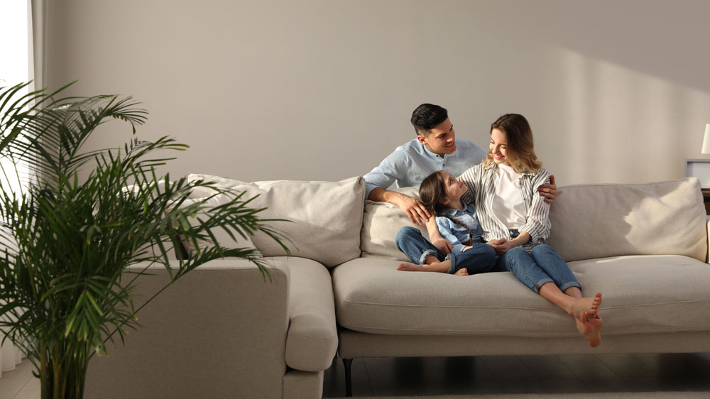 Rodina relaxuje na pohovce_02