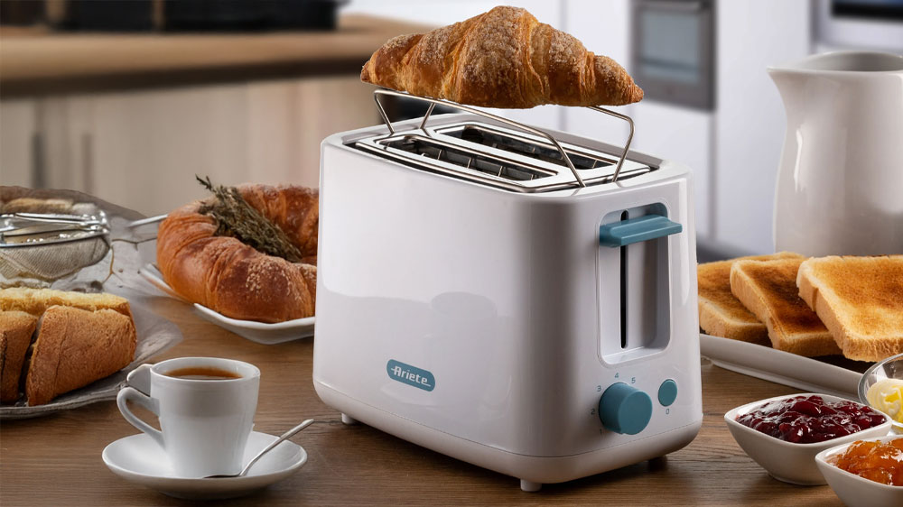 Topinkovač Ariete Breakfest 157/04 na stole s potravinami, kávou a croissantem na mřížce_02