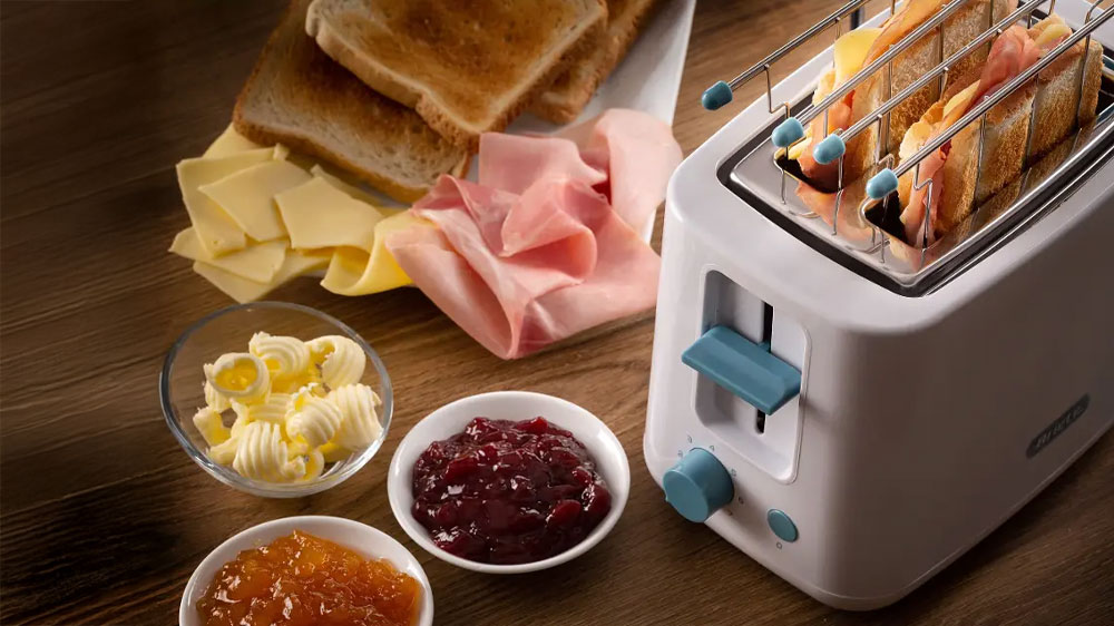 Topinkovač Ariete Breakfest 157/04 na stole se 2 plátky opečeného toustu uvnitř _03