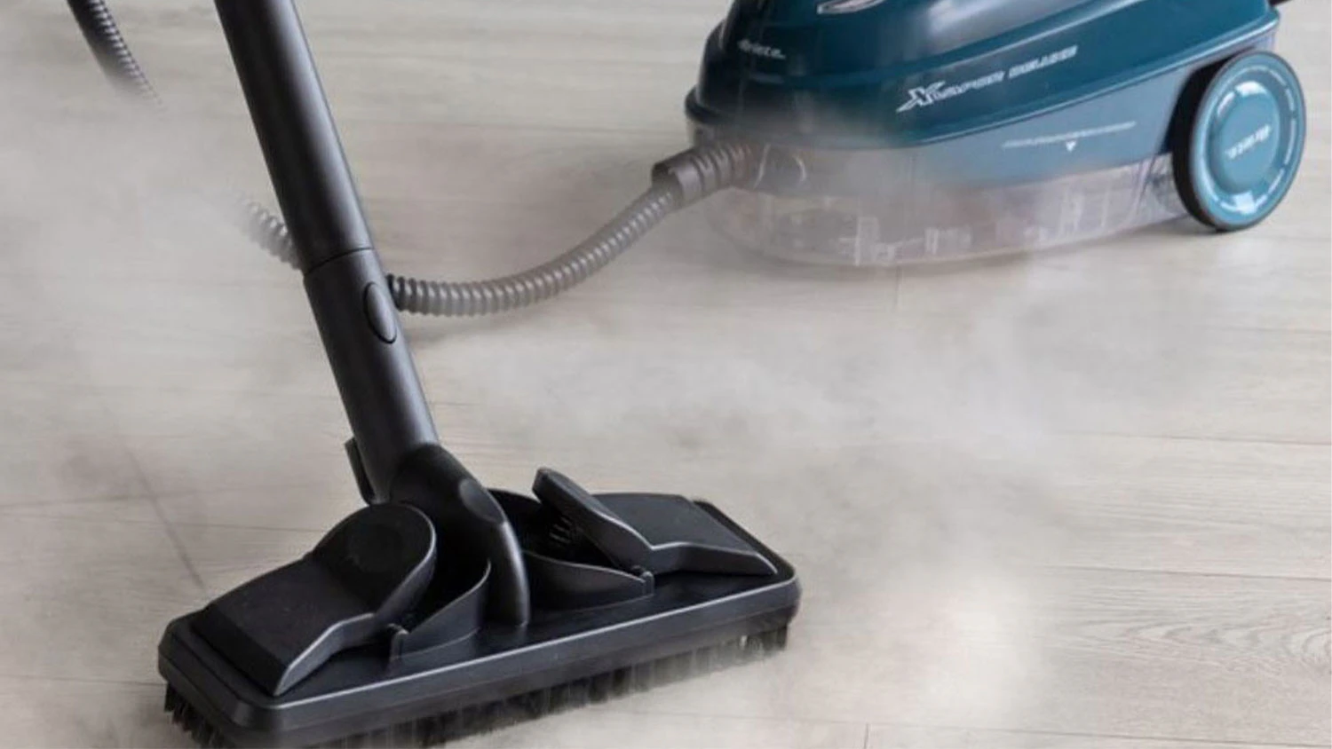 Čistenie podlahy s parn&yacute;m čističom Ariete XVapor Deluxe 4146/BL