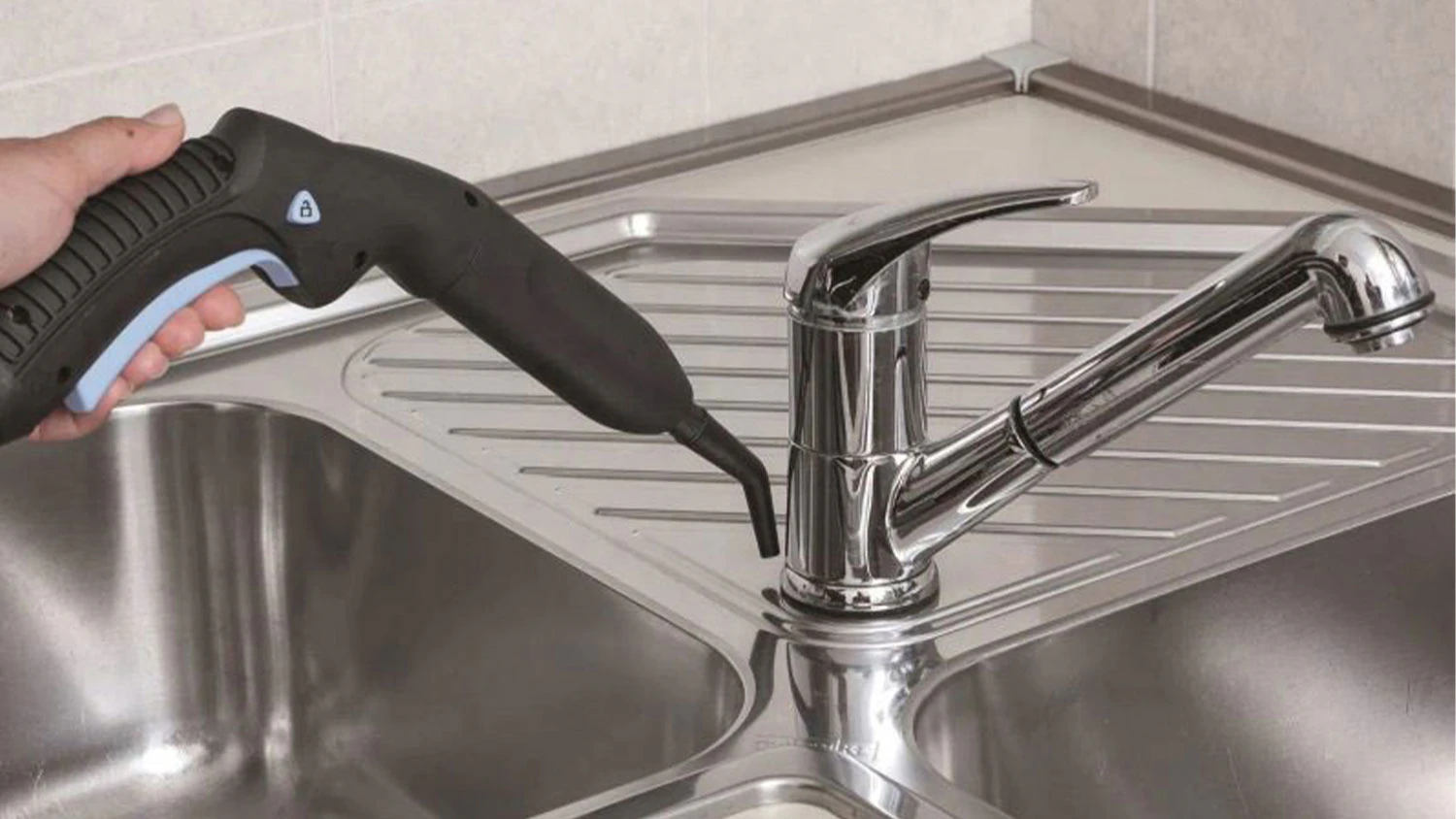 Čistenie vodovodnej bat&eacute;rie parn&yacute;m čističom Ariete XVapor Deluxe 4146/BL