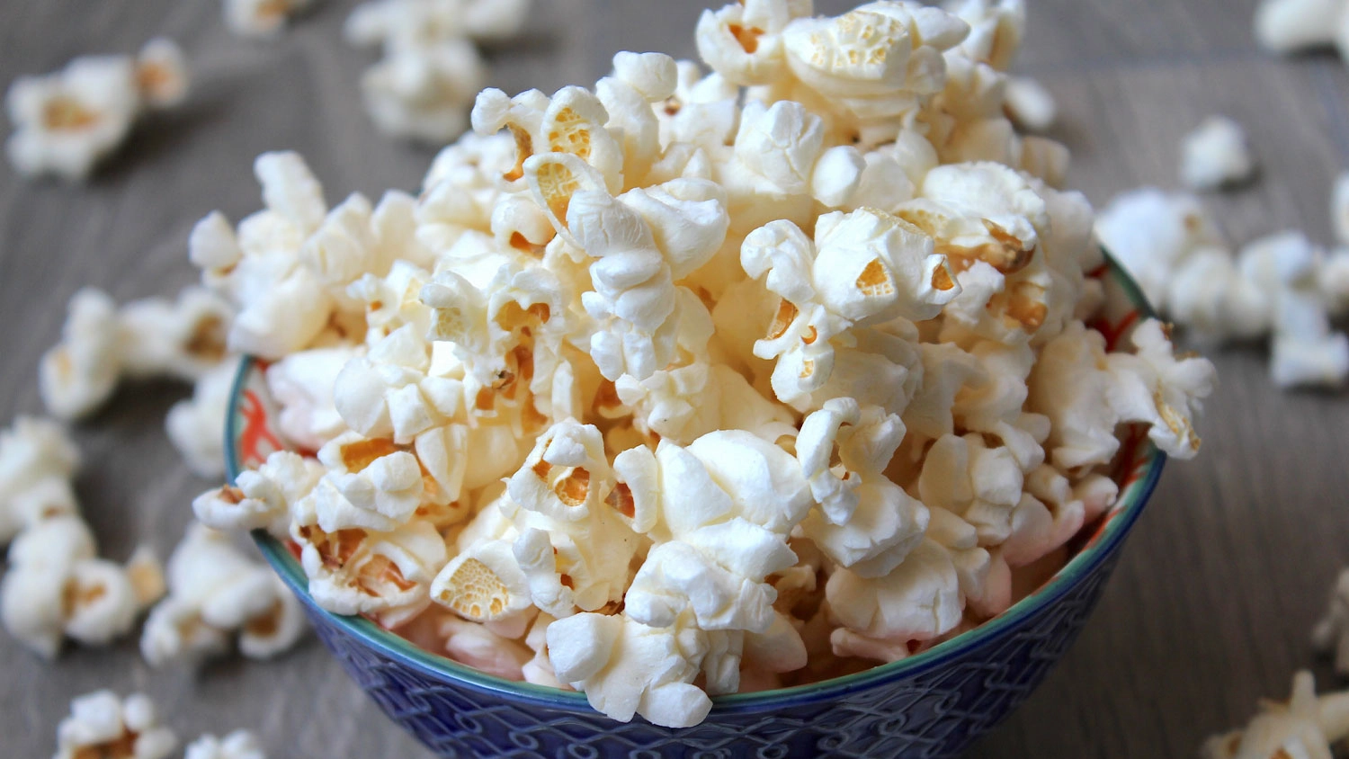 Hotov&yacute; popcorn v misce
