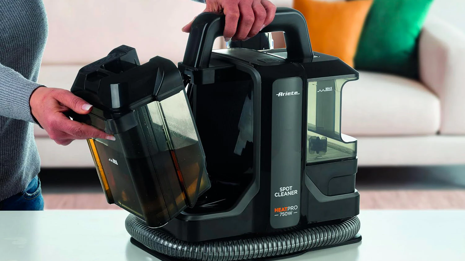 Čistič kobercov a čalúnenia Ariete Heat Pro 2482 s 2 nádržami