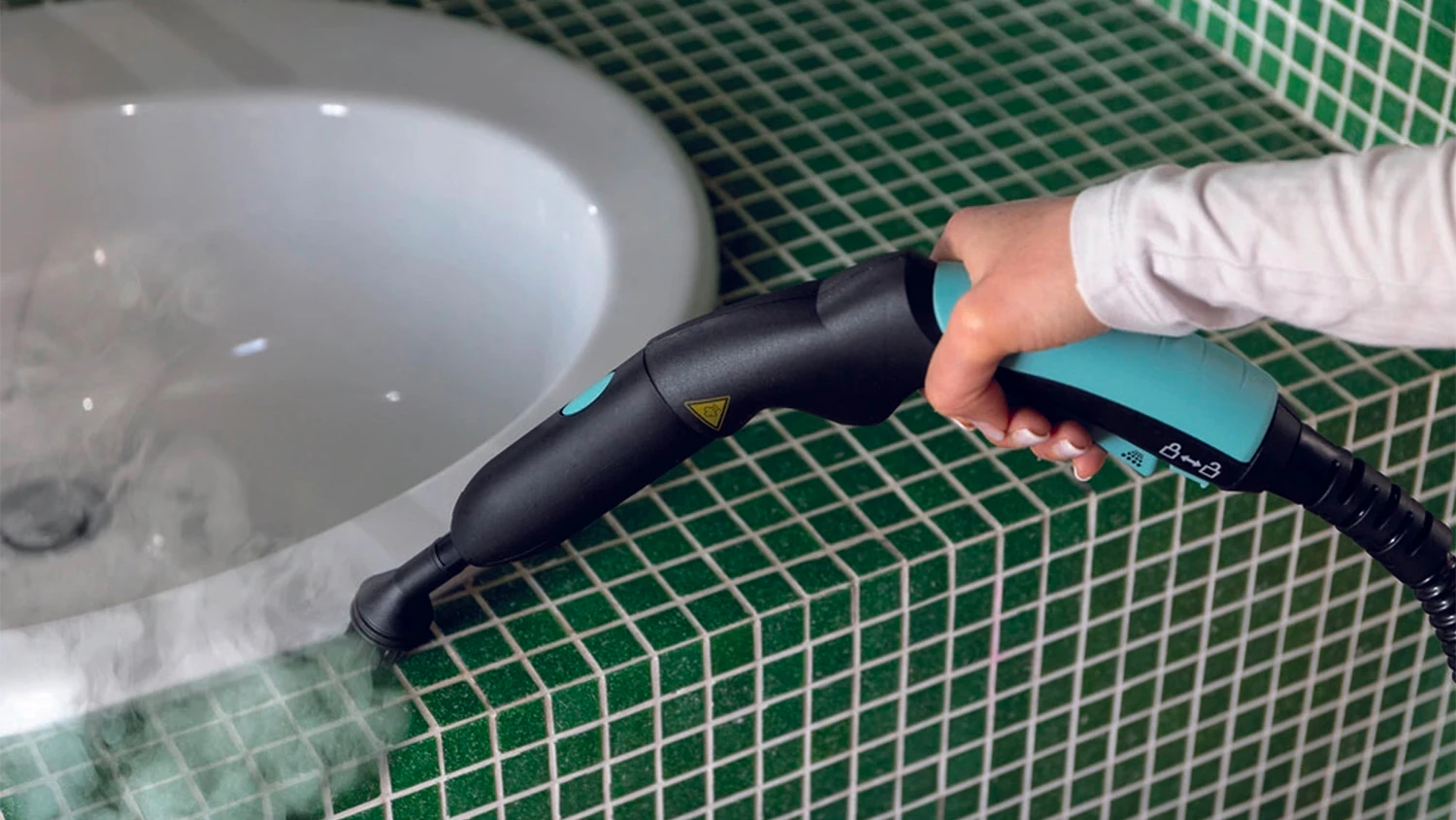 Čištění okraje umyvadla parním čističem Ariete XVapor Comfort 4145/BL