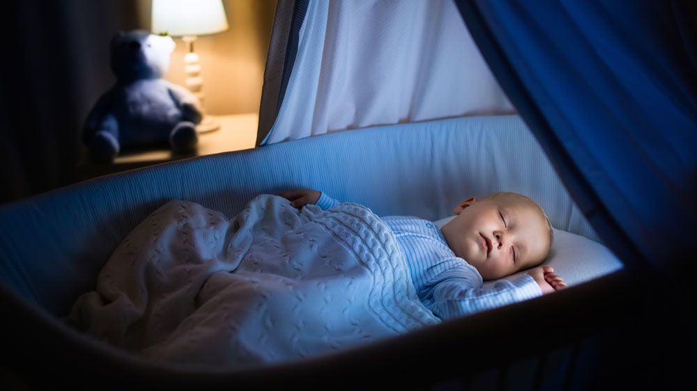 Spící miminko v postýlce_03