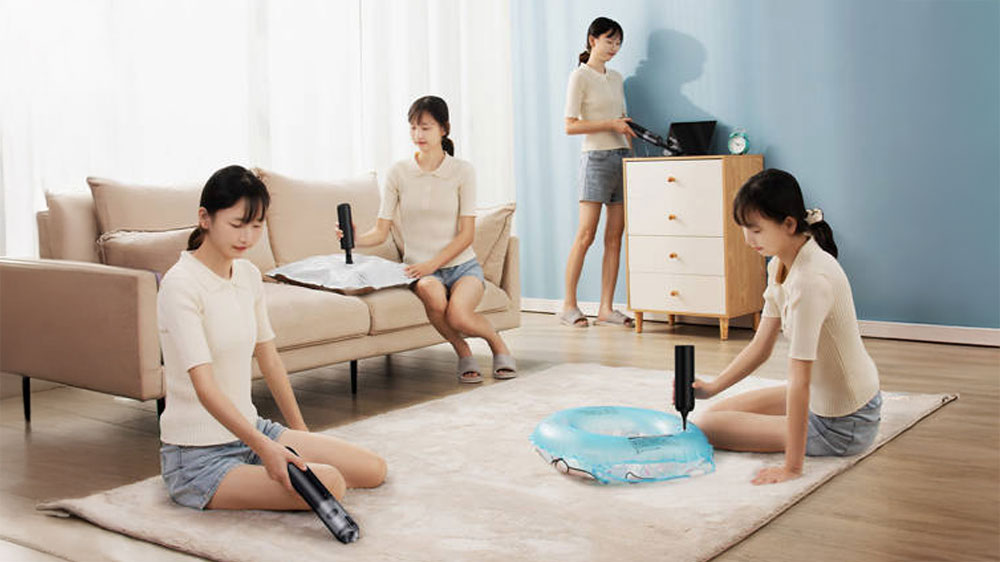 Vysavač do auta Baseus VCAQ050001 v obýváku_03