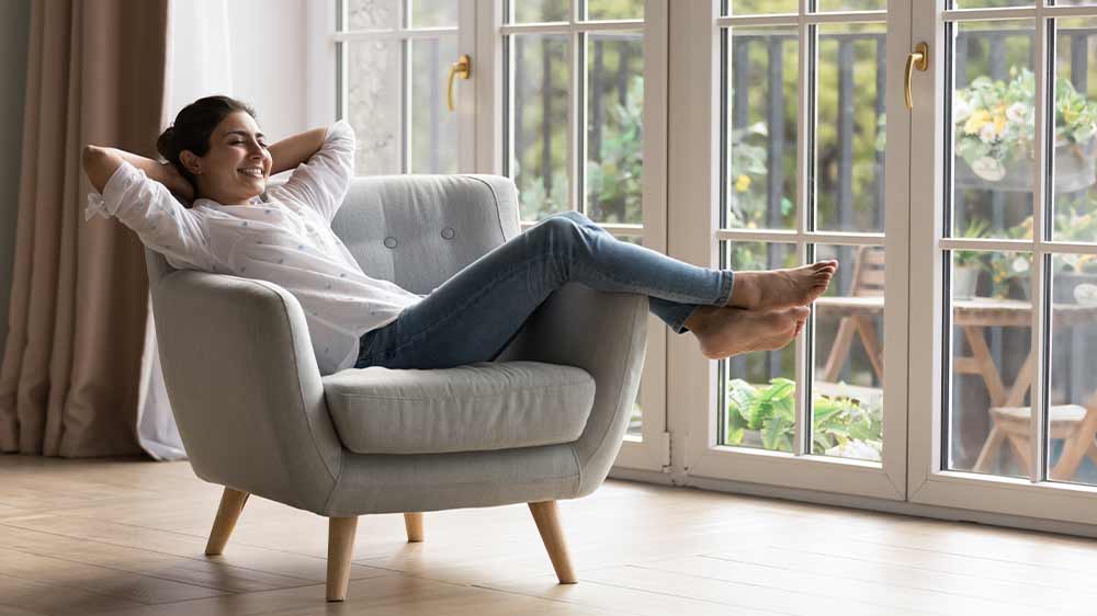 Žena sed&iacute; v kresle_02