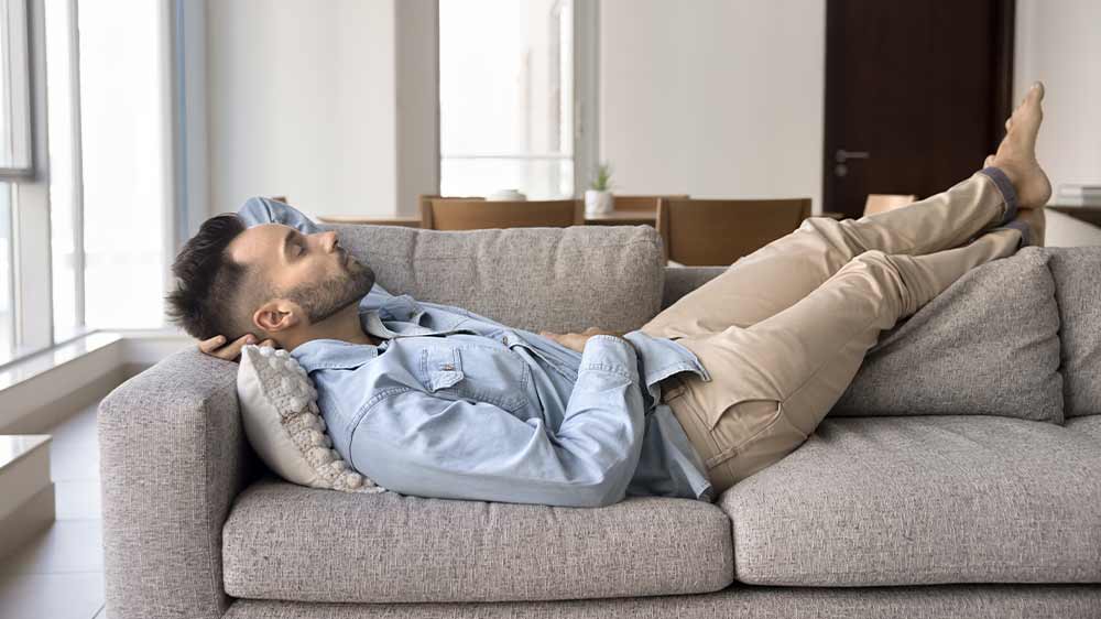 Muž sp&iacute; na pohovke_03