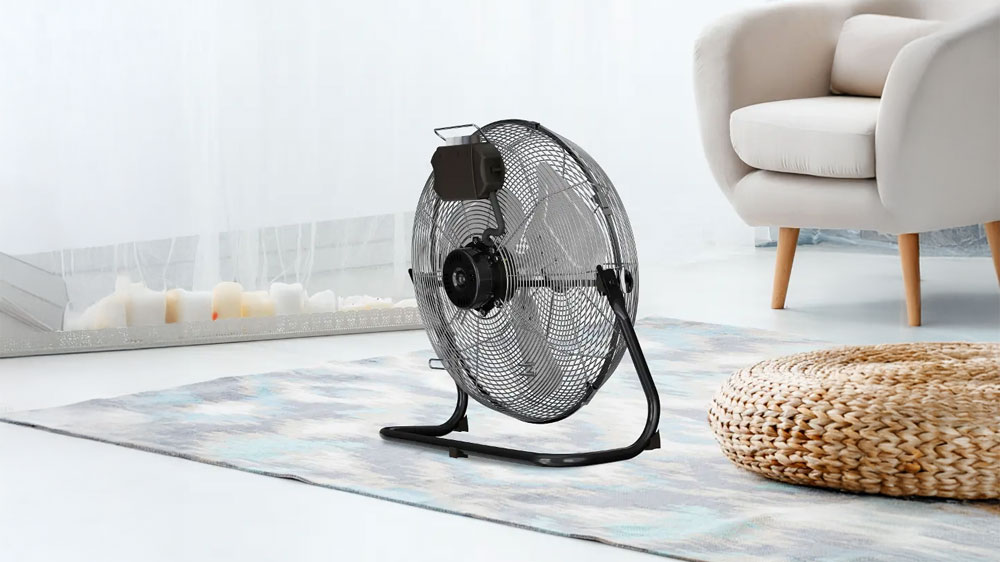Podlahový ventilátor Black+Decker BXEFF61E u pohovky v obýváku_02