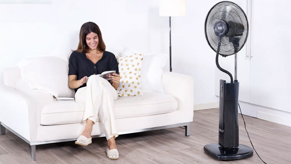 Obývací pokoj se stojanovým ventilátorem Black+Decker BXMF75E_02