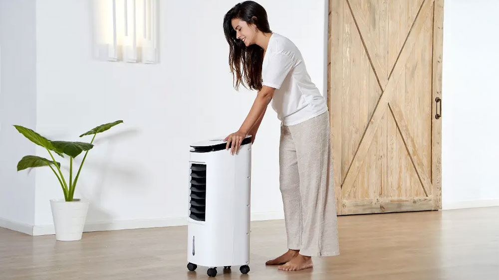 Žena s ochlazovačem vzduchu Black+Decker BXAC7E_02