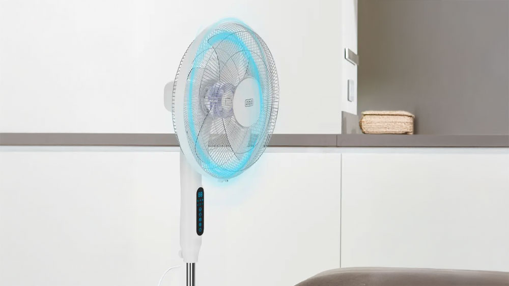 Stojanový ventilátor Black+Decker BXEFP30E v místnosti_03