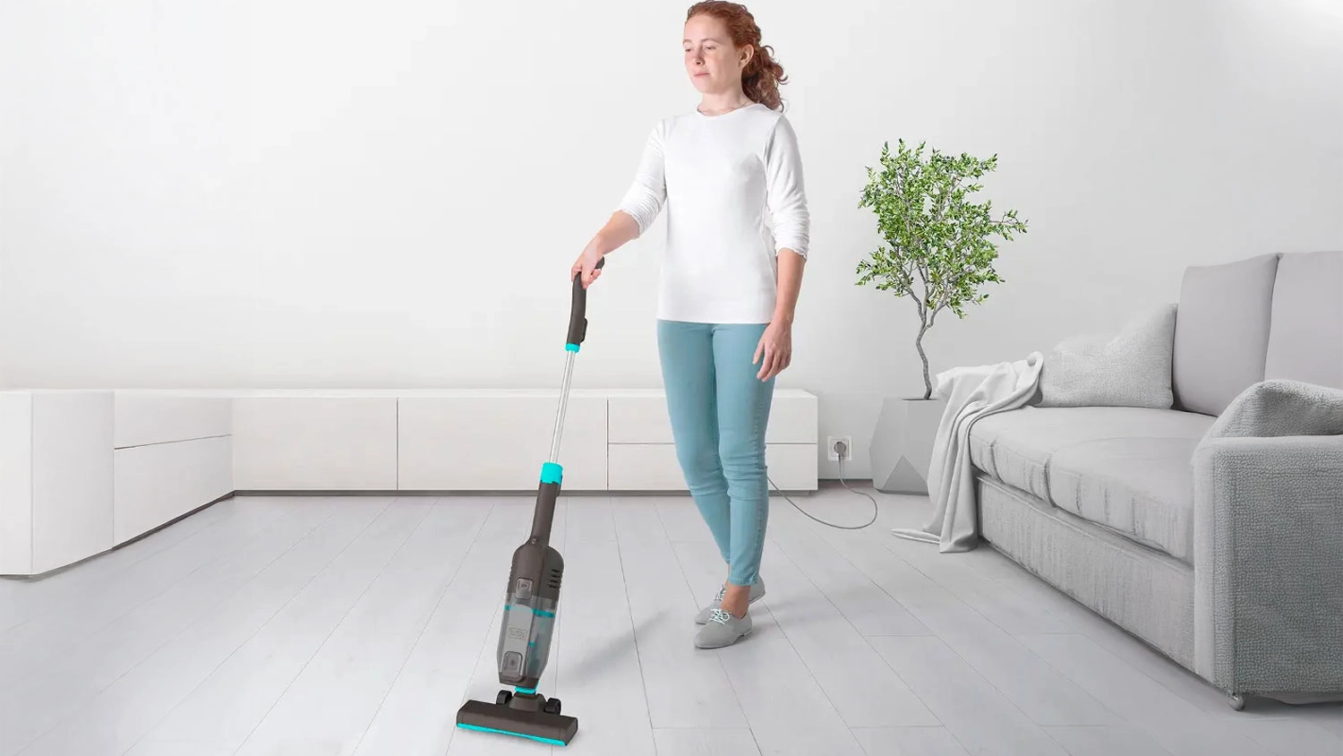 Žena vysává vysavačem Black + Decker BXVMS601E