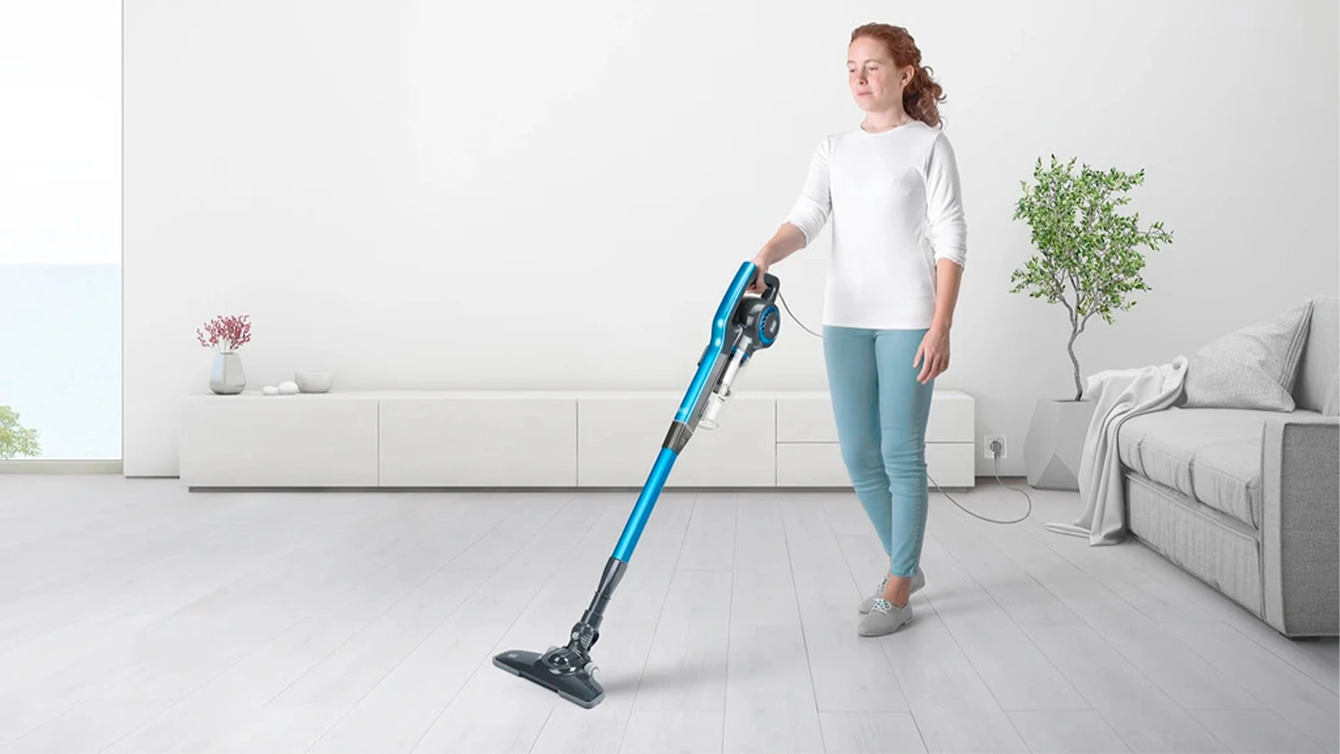 Žena vysávající podlahu s Black&Decker
