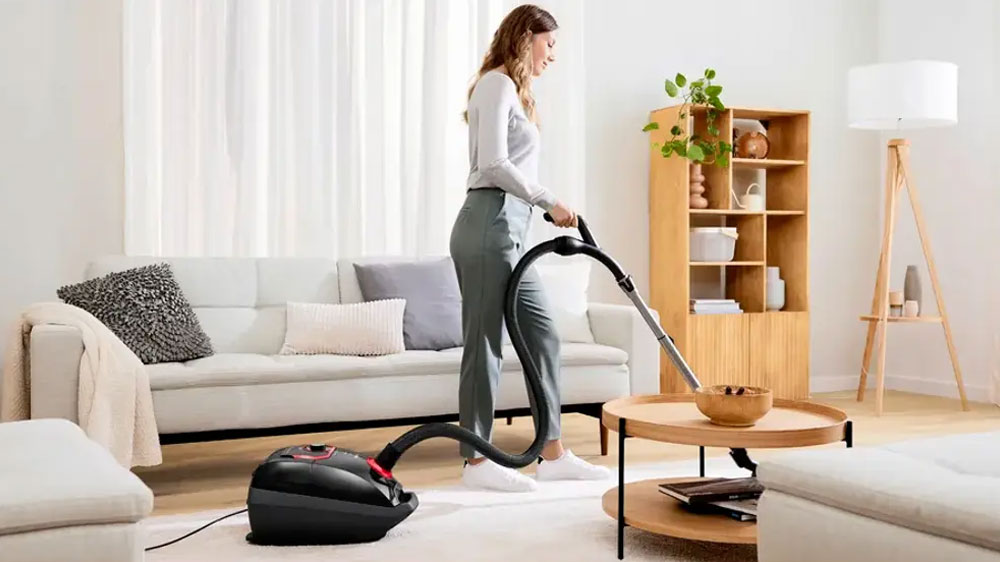 Žena uklízející s vysavačem Bosch ProPower BGL8POW3A_03