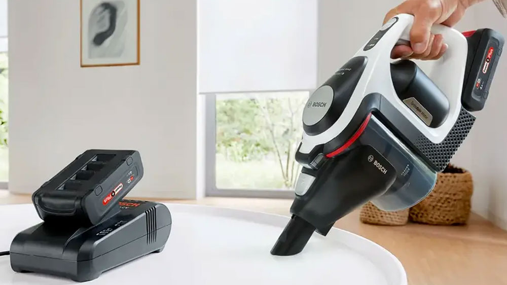 Jedna dobíjecí baterie Bosch BHZUB1840 v nabíječce a druhá v ručním vysavači_02