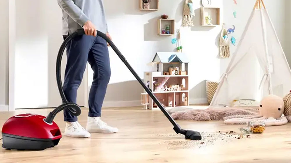 Muž vysává dětský pokoj s vysavačem Bosch BGB41RD3H_02