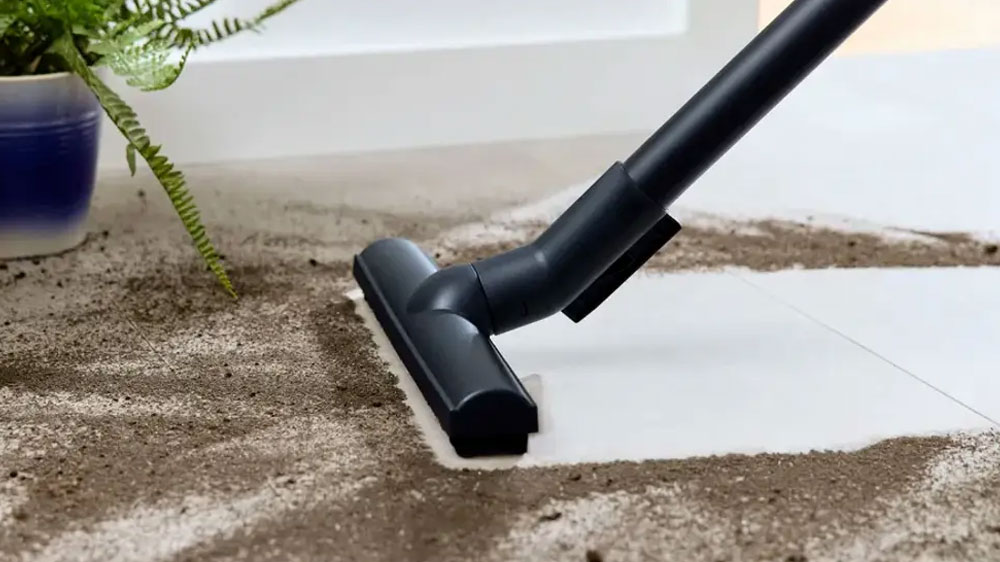 Vysavač uklízí silnou vrstvu hlíny a písku_03