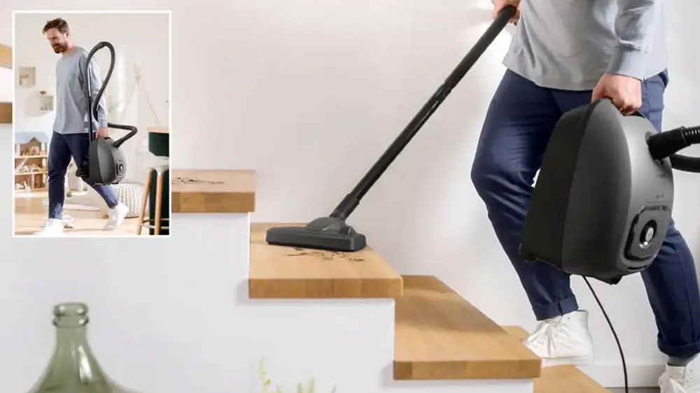 Muž vysává schody s vysavačem Bosch BGL41GR3H_02