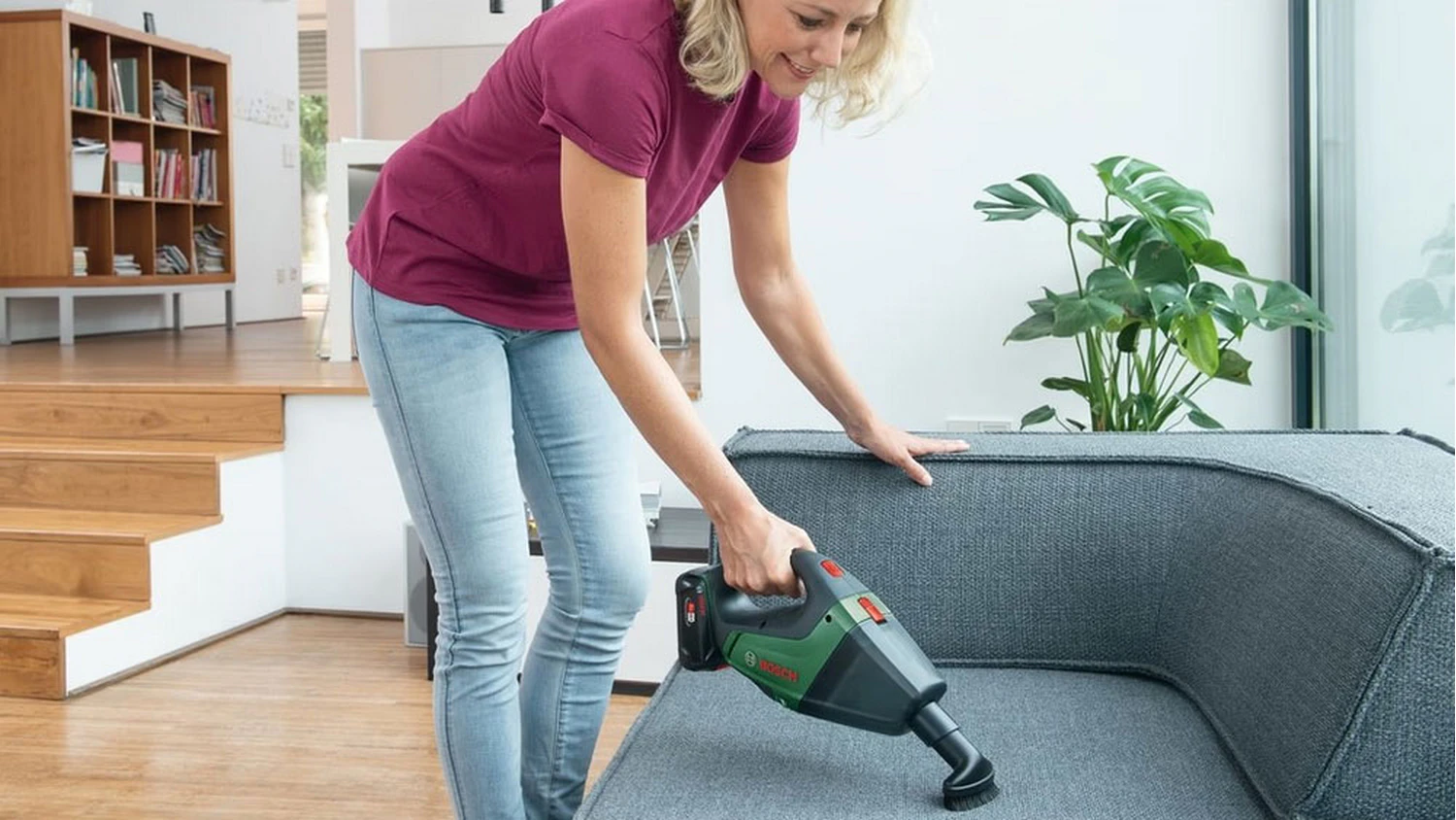 Žena čistící sedačku pomocí vysavače Bosch UniversalVac 18