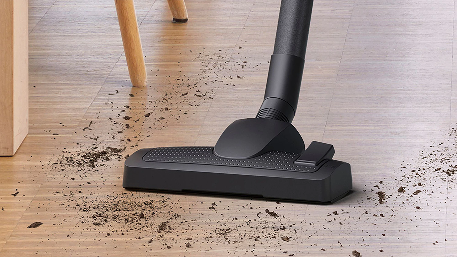 Vysavač čistic&iacute; nečistoty na podlaze
