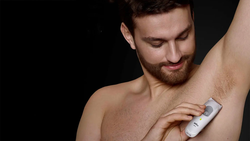 Muž používajúci zastrihávač Braun Series 3 BG3530_03