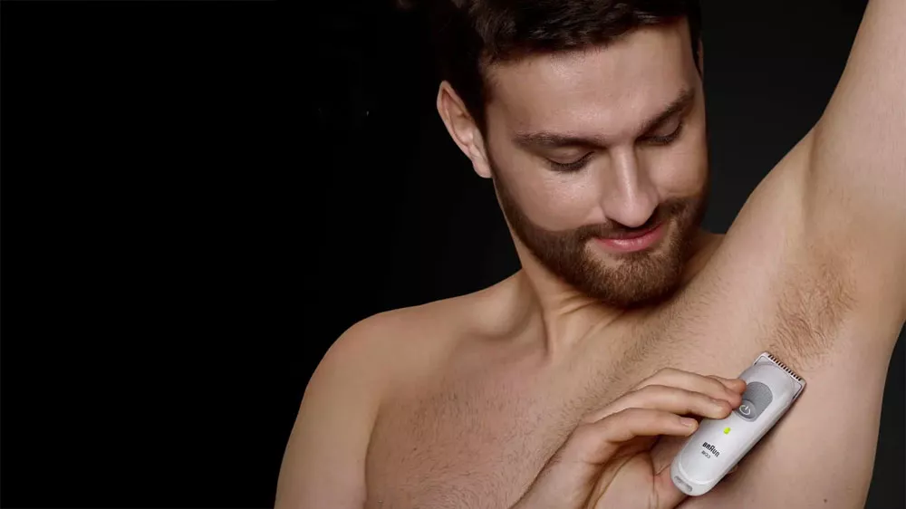 Muž používajúci zastrihávač Braun Series 3 BG3530_03