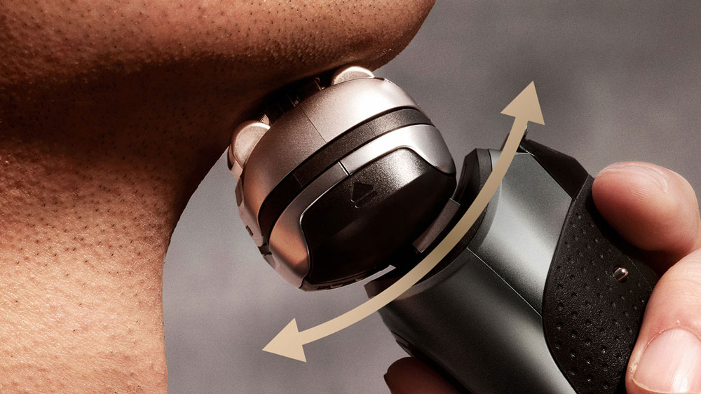 Muž holící se strojkem Braun 9625s_03