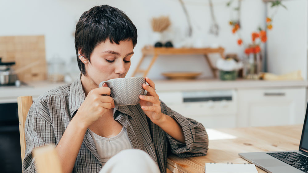 Žena popíjajúca kávu_03