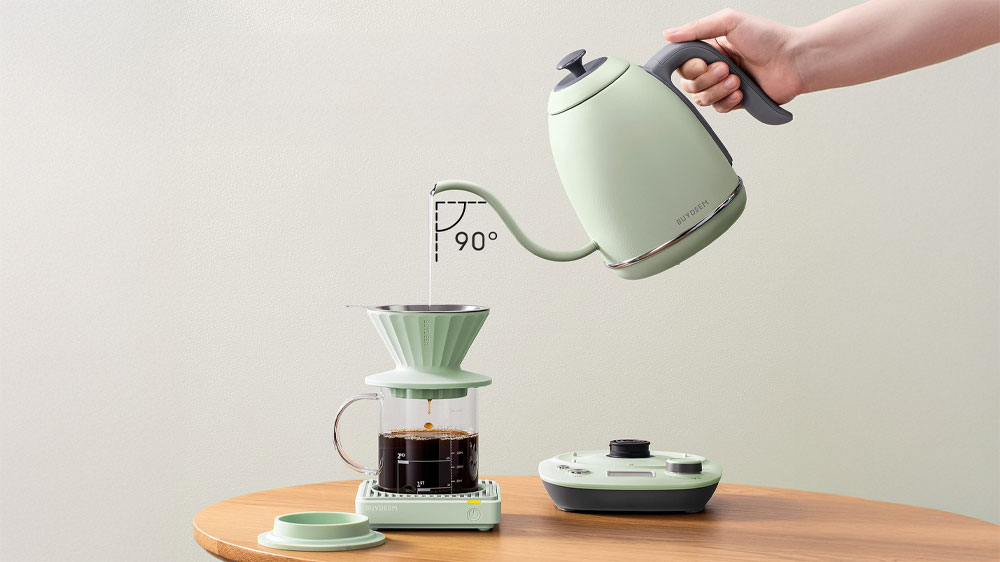 Nalievanie vody pomocou rýchlovarnej kanvice Buydeem K821_04