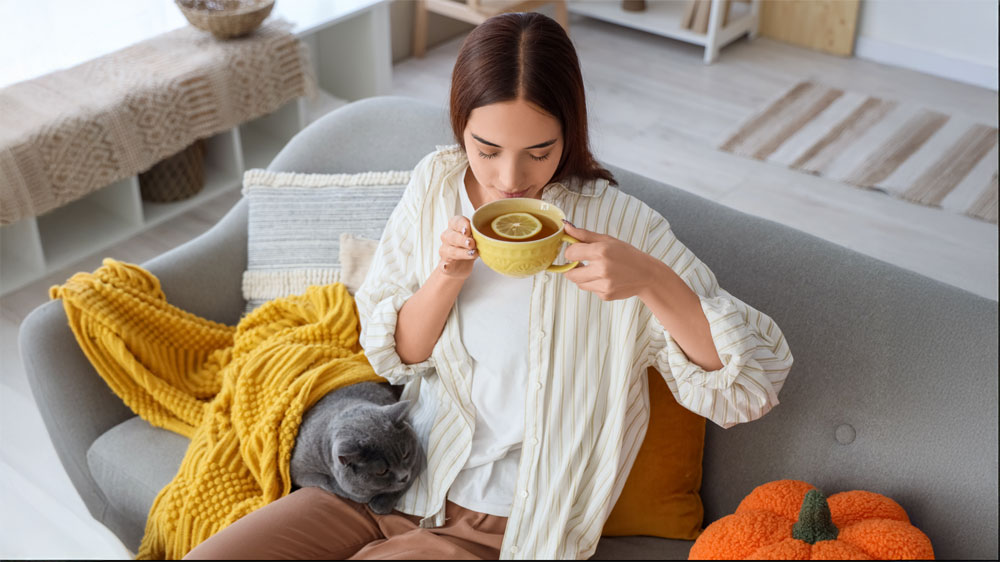 Žena relaxuje s hrnčekom čaju_02