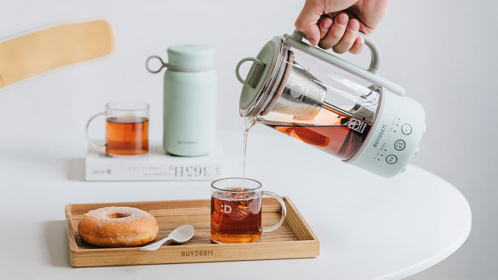 Žena relaxuje s hrnčekom čaju_03