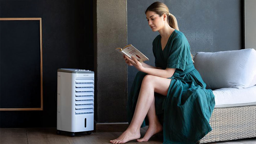 Žena si číta pri ochlazovači vzduchu Cecotec EnergySilence 3500 Cool Compact_02