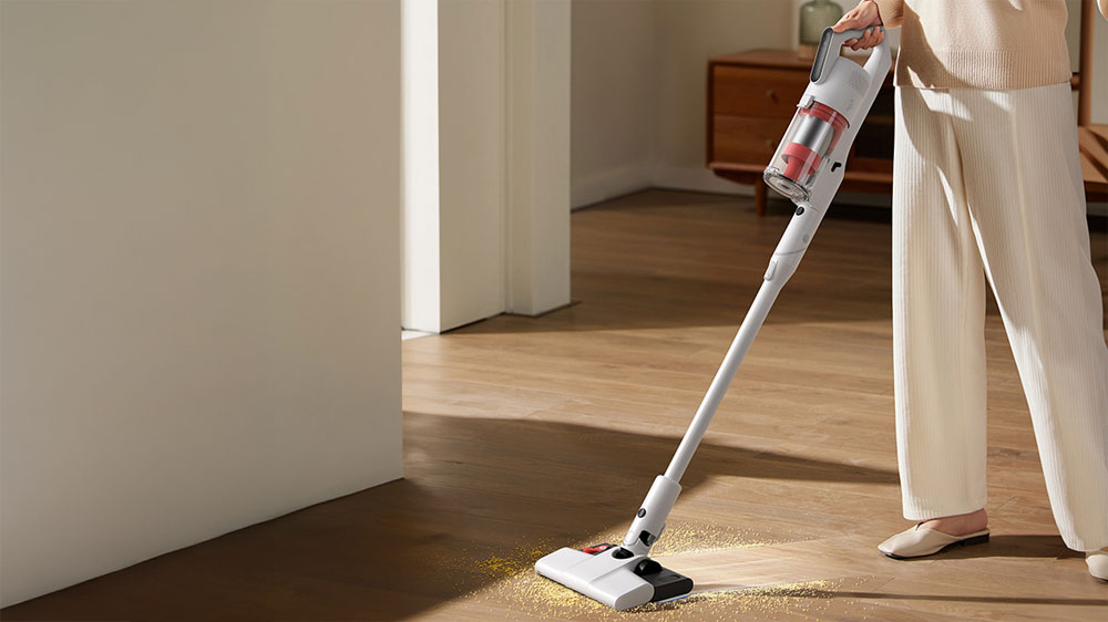 Žena upratuje s tyčovým vysávačom Deerma DEM-T20W_03