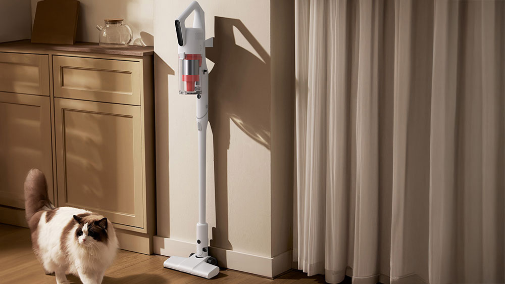 Tyčový vysávač Deerma DEM-T20W připevněný v držáku na zdi_06