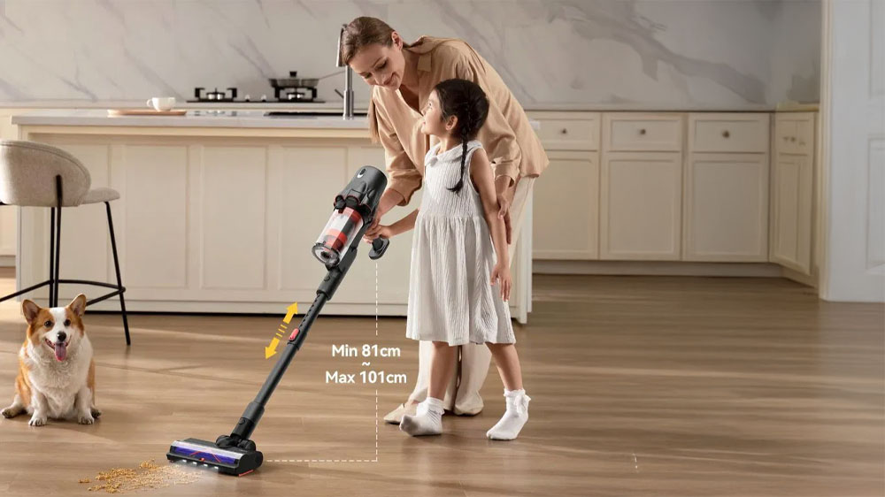 Maminka s dcerkou uklízí s tyčovým vysavačem Deerma DEM-T50W_02