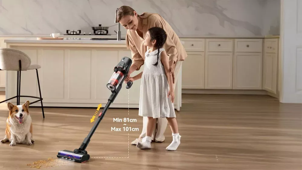 Mamička s dc&eacute;rkou upratuj&uacute; s tyčov&yacute;m vys&aacute;vačom Deerma DEM-T50W_02