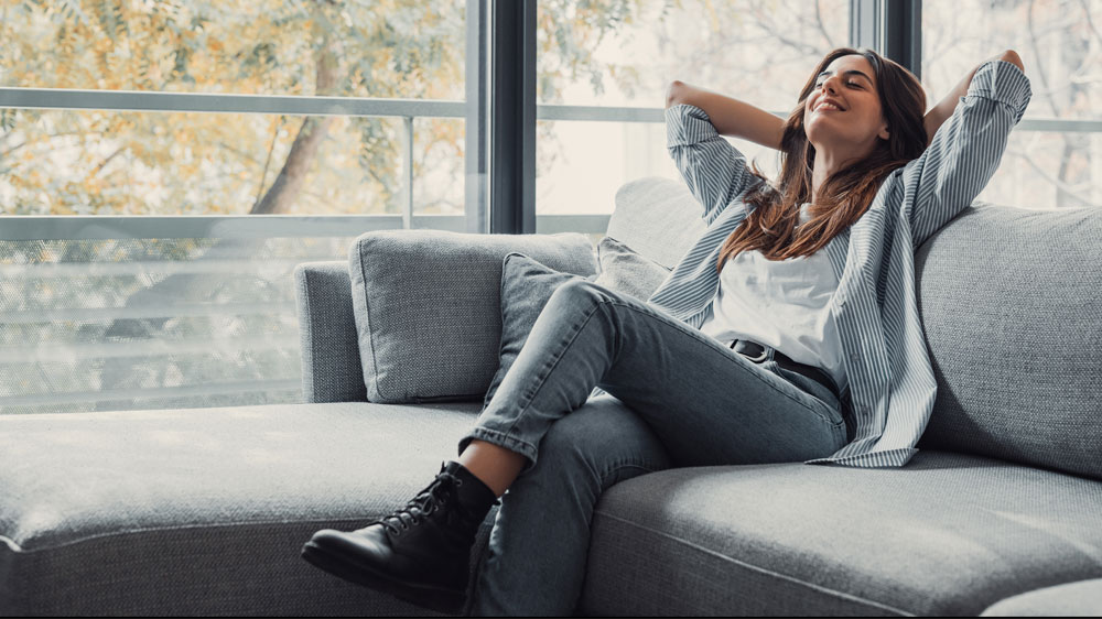 Žena relaxuje na čisté pohovce_04