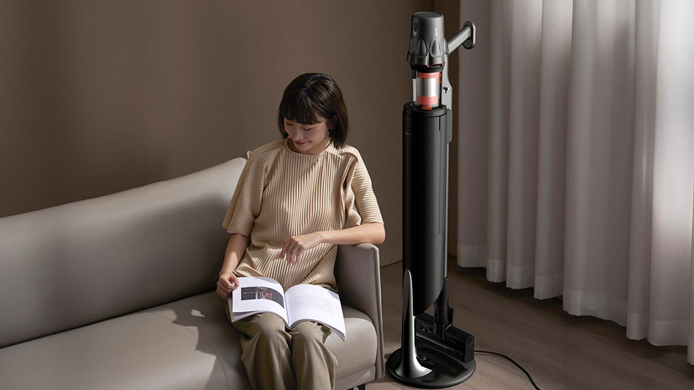 Žena relaxuje u tyčového vysavače Deerma DEM-T50W Station_02